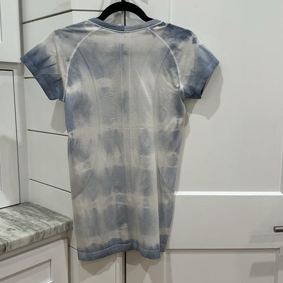 (6081) 🍋 LULULEMON RUN: Swiftly Tech Short Sleeve Scoop *Tie Dye Sz 8 **LOVED - Picture 3 of 4
